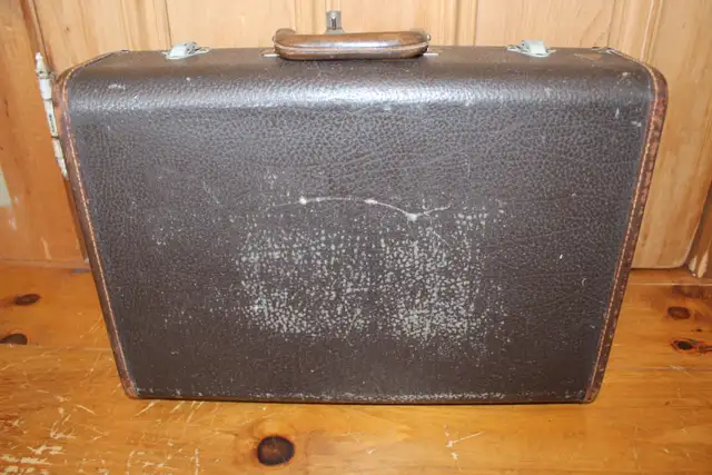 Vintage Small McBrine Suitcase in Arts & Collectibles in London - Image 5