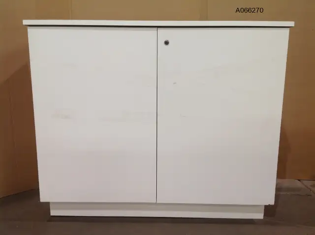 Standing white cabinet with lock in Bookcases & Shelving Units in Oakville / Halton Region - Image 4