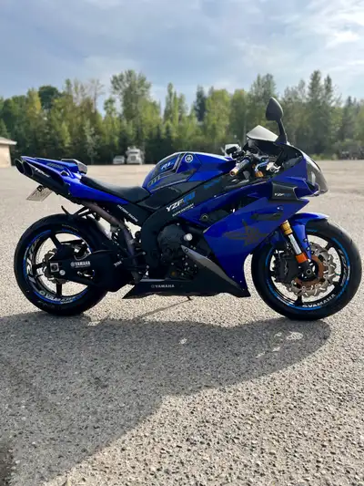 Want to own a bike that turns heads, commands compliments, and is super fun to ride? This Yamaha R1...