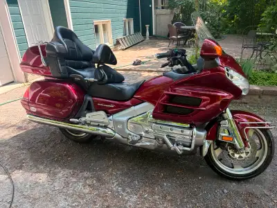 Découvrez le luxe sur deux roues avec cette Honda Goldwing GL1800 2005, soigneusement entretenue – l...