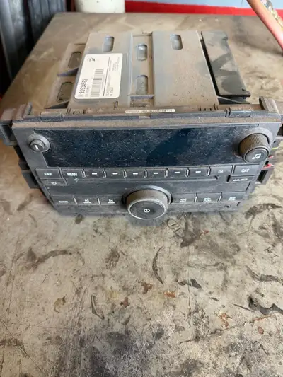 Selling a factory GM GMT900 radio Works great Doesn’t get used anymore Just needs a good wipe down....