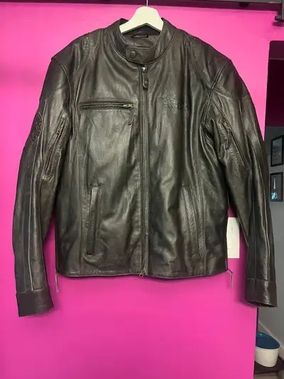 This premium Indian Motorcycle leather jacket is in good condition and ready for your next ride. Cra...