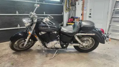 This 2000 Honda Shadow is in great shape! 1100 cc's of pure freedom. Lots of extras including Mustan...