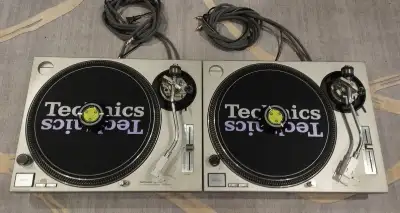 Great condition pair of Technics SL-1200MK2 direct drive turntables. Includes turntable clamps, slip...