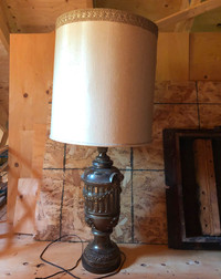 ANTIQUITÉ : Lampe de table en bois et métal avec abat-jour