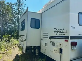 2002 Triple E Topaz 5th Wheel Model F251SSLE 26ft with 1 pull out sofa slide. Sleeps 6 2nd owner. Re...