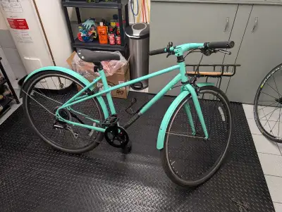 Selling my girlfriend's 2021 Raleigh Carlton 8, a stylish and reliable ladies' hybrid bicycle in a s...