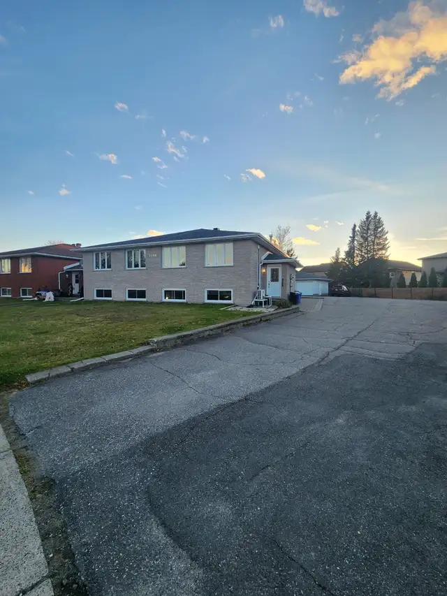 Apartment Available Immediately - 3 Bedroom Hanmer