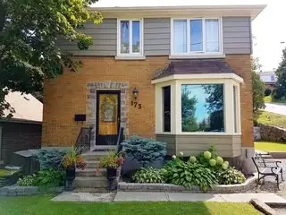 SPACIOUS & BRIGHT 2-BEDROOM APT; PRIME LOCATION!