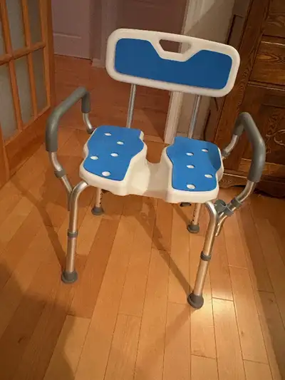 Chaise de douche large ajustable en hauteur
