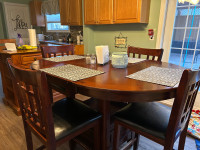 Pub table and 4 chairs in good condition 
