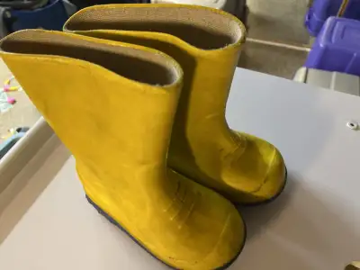 Boots rubber yellow size 6, View more