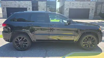 2020 JEEP GRAND CHEROKEE ALTITUDE 4x4 — ** Sold with used chrome winter rims and MICHELIN X-ICE SNOW...