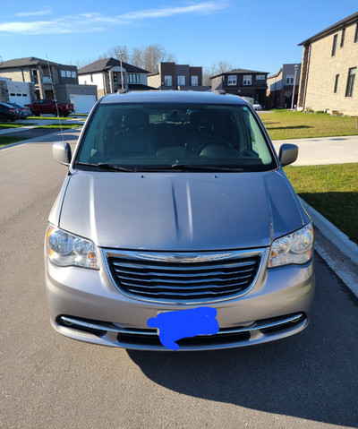 2016 Chrysler Town & Country for sale: $11,500