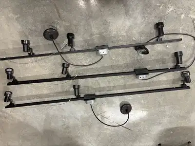 Améliorez votre espace avec ces élégants rails d'éclairage noirs. Ces lumières ont été préalablement...