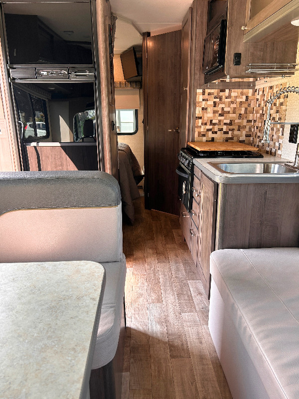 WINNEBAGO FUSE 23T - 2018 dans VR et caravanes  à Ville de Montréal - Image 3