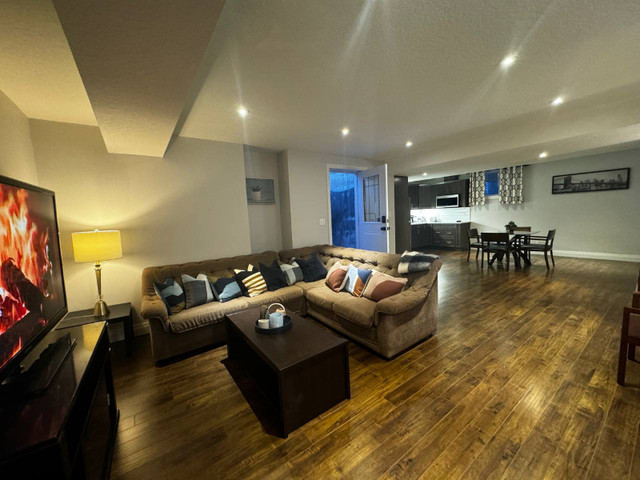 Executive spacious one bed room basement appartment in Long Term Rentals in London