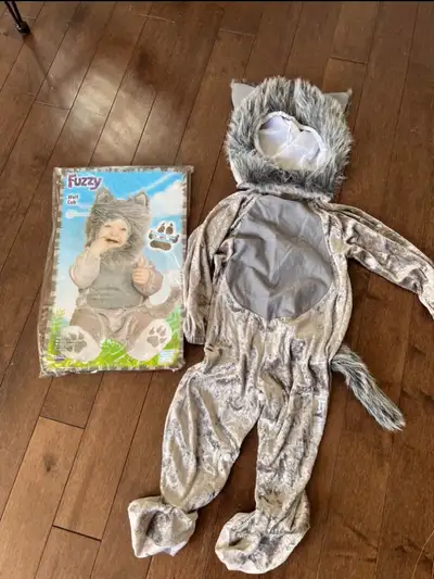 Size:12-24 mos. Includes jumpsuit with tail, and Hood. There’s holes on the sole as shown on last pi...
