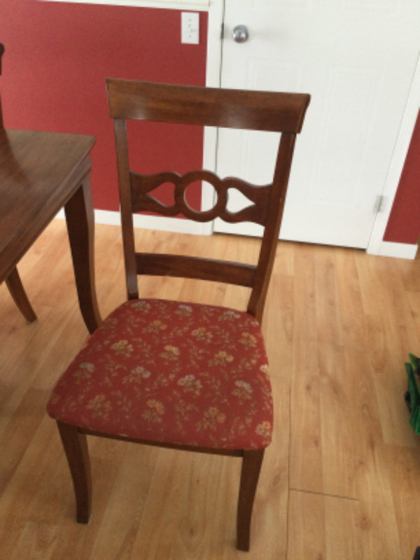 Table en bois indonésien et chaises de cuisine dans Mobilier de salle à manger et cuisine  à Granby - Image 3