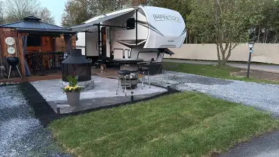 En excellente état, ajout d’une mini laveuse. Elle est camping Aztek de Granby
