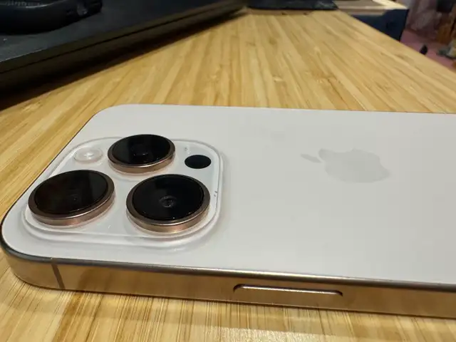 Gently used iPhone 16 Pro 256GB in Cell Phones in City of Toronto - Image 4
