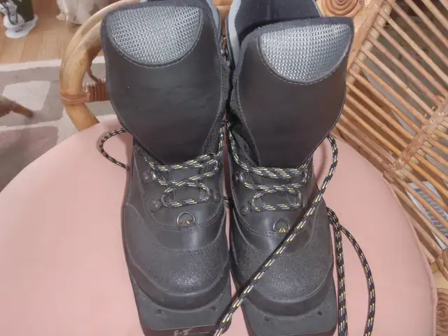 CROSS COUNTRY BOOTS for BACK COUNTRY in Ski in Dartmouth - Image 3