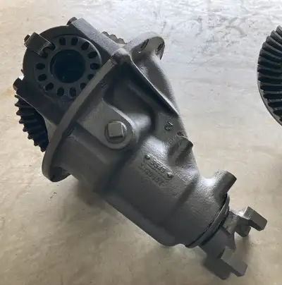 Nice Mopar 8 3/4 Suregrip Center Section. Clean and desirable clutch type Suregrip. 1820657 case whi...
