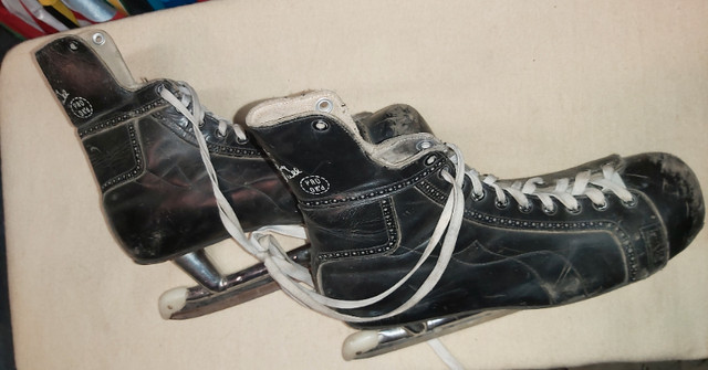 Vintage skates - Gretzky/Hull/CCM/Bauer in Arts & Collectibles in Red Deer - Image 4