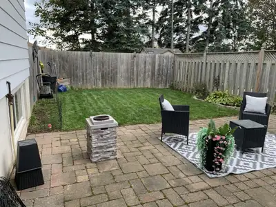 Beautiful 2 bedroom apartment with in-suite laundry, a/c, spacious private yard and patio. Upstairs...
