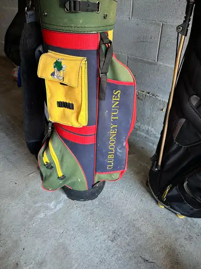 Club Looney Toons Logo w/ Tweety Bird Bugs Bunny Golf/Cart Carry Bag This bag is vintage and has dif...