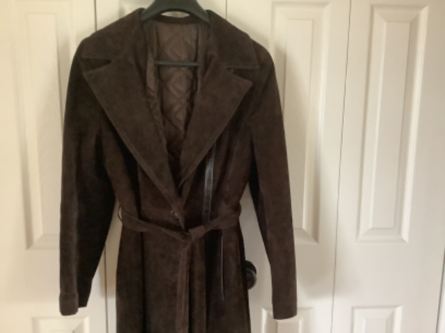 Dark Brown Suede Coat dans Femmes - Hauts et vêtements d'extérieur  à Peterborough - Image 3