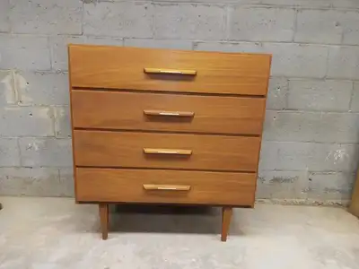 Je cherche des meubles en bois des années 80 et moins . Je les restaure à neuf pour leur donner une...