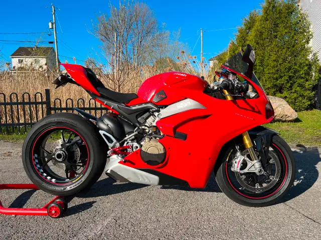 Ducati Panigale V4S in Sport Bikes in Laval / North Shore - Image 8