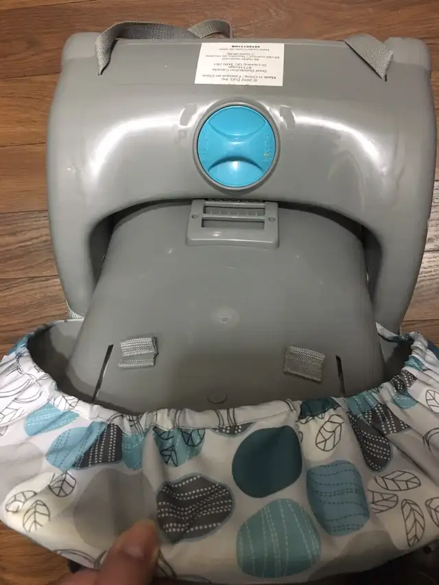 Baby or toddler adjustable feeding/booster chair with tray in Feeding & High Chairs in Mississauga / Peel Region - Image 7