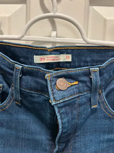 Jeans Levi’s 311 skinny taille 28 NEUF, View more