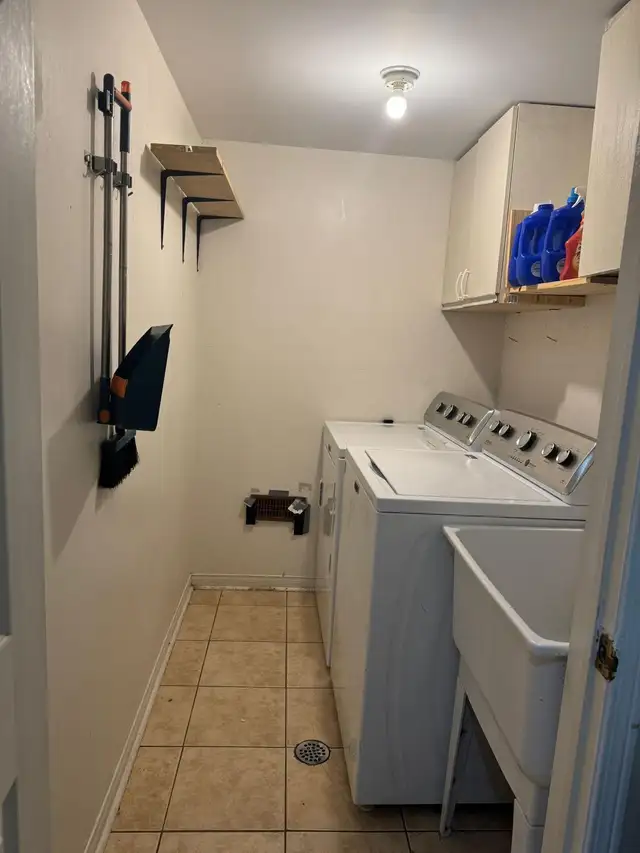 1 bedroom for rent on upper floor  in Room Rentals & Roommates in Mississauga / Peel Region - Image 7