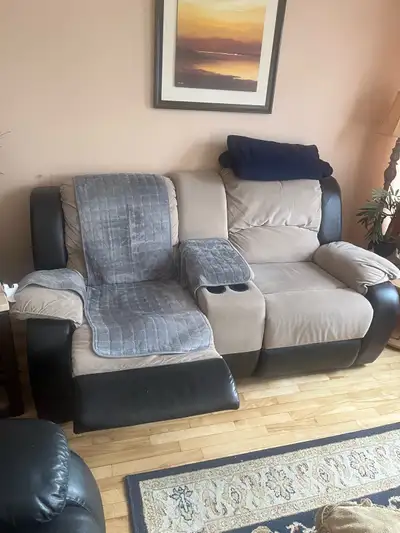 Ce sofa 2 places inclinable est un ajout confortable à tout espace de vie. Bien qu'il soit d'occasio...