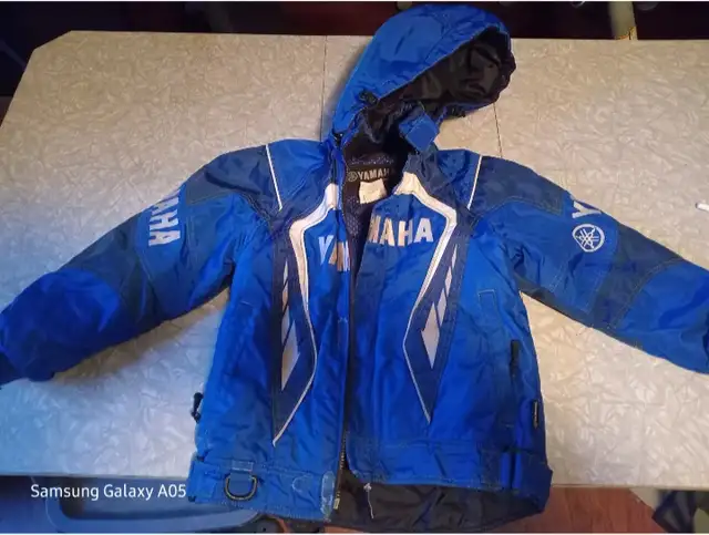 Kids youth Yamaha winter snowmobile jacket size 5 6 in Kids & Youth in Oshawa / Durham Region - Image 2