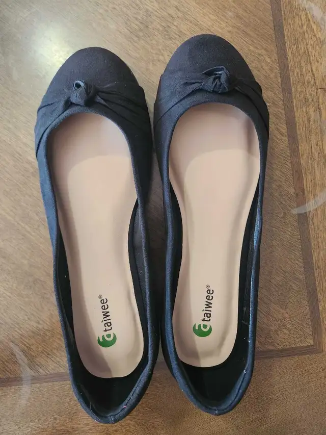 Womens flats in Women's - Shoes in Norfolk County - Image 3