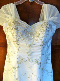 Beautiful Embroidered/Beaded Wedding Gown Size 8.