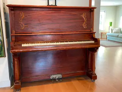 Piano droit couleur acajou ( brun rougeâtre ) à donner. . Un accordeur de pianos a récemment diagnos...