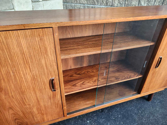 Pending   MID-CENTURY 1960'S ROSEWOOD BUFFET/DISPLAY CABINET in Hutches & Display Cabinets in Oshawa / Durham Region - Image 4