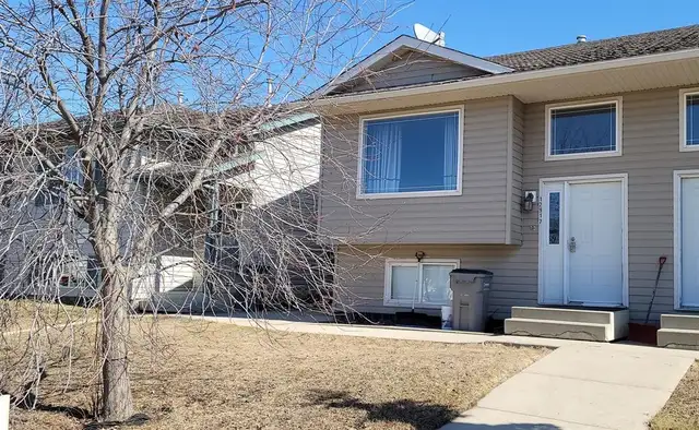 4 Bed 2 Bath Duplex in Lakeland Available Now!