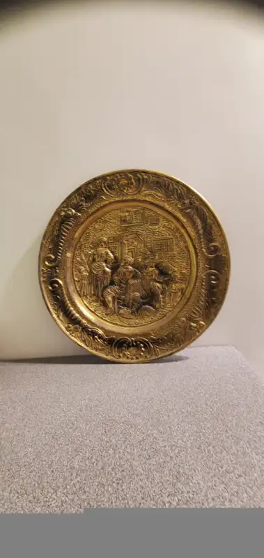 Vintage Brass Wall Plate in Arts & Collectibles in City of Toronto - Image 2