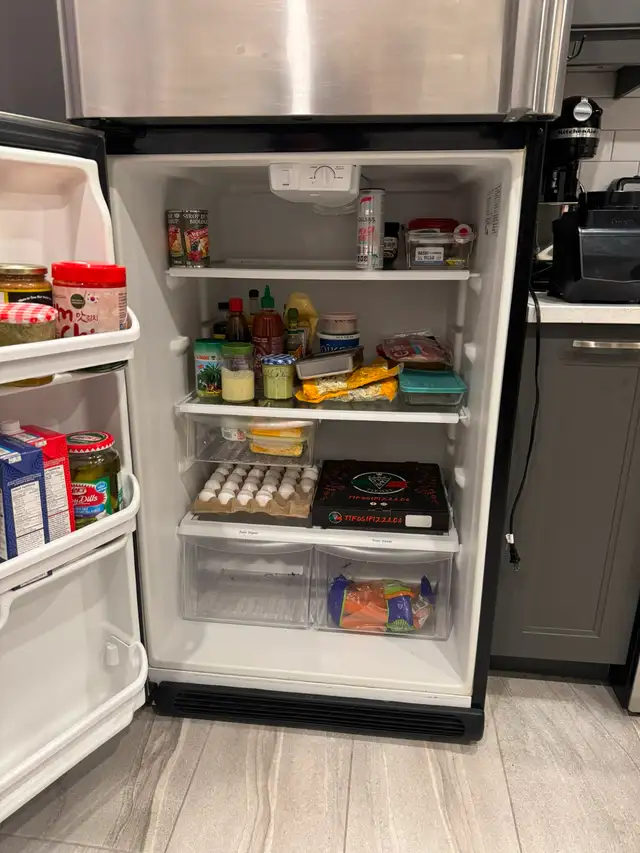 Frigidaire Refrigerator - Réfrigérateur Frigidaire in Refrigerators in City of Montréal - Image 7