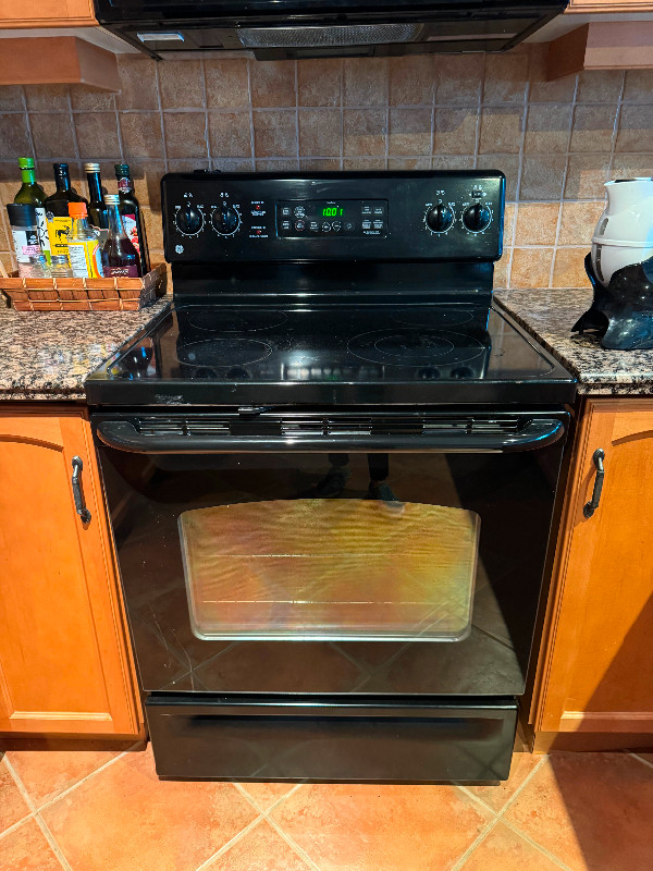 Used GE electric stove, collingwood, to be picked up by saturday in Stoves, Ovens & Ranges in Owen Sound - Image 2