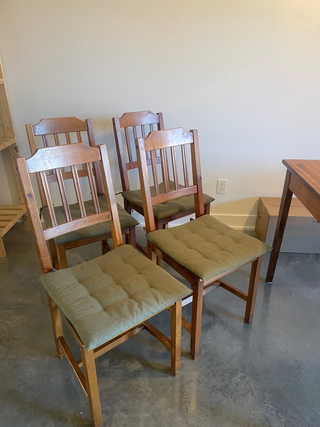 Ensemble de 4 chaises (avec coussins) de cuisine en bois dans Mobilier de salle à manger et cuisine  à Ville de Montréal