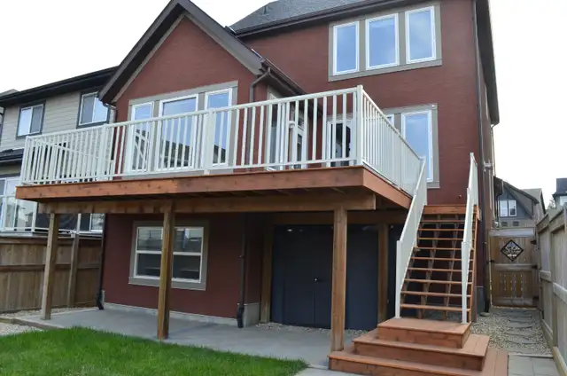 Sweet home in the heart of Mahogany. A minute walk to the lake.