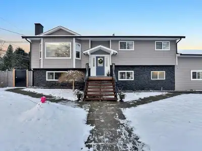 3 bed 2 bath house available in Surrey