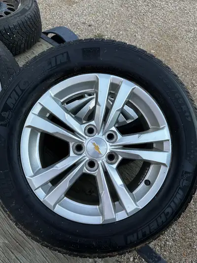 225/65/17 Michelin winter tires are worn, rims are very nice Factory equinox rims We’re on a 2015 eq...